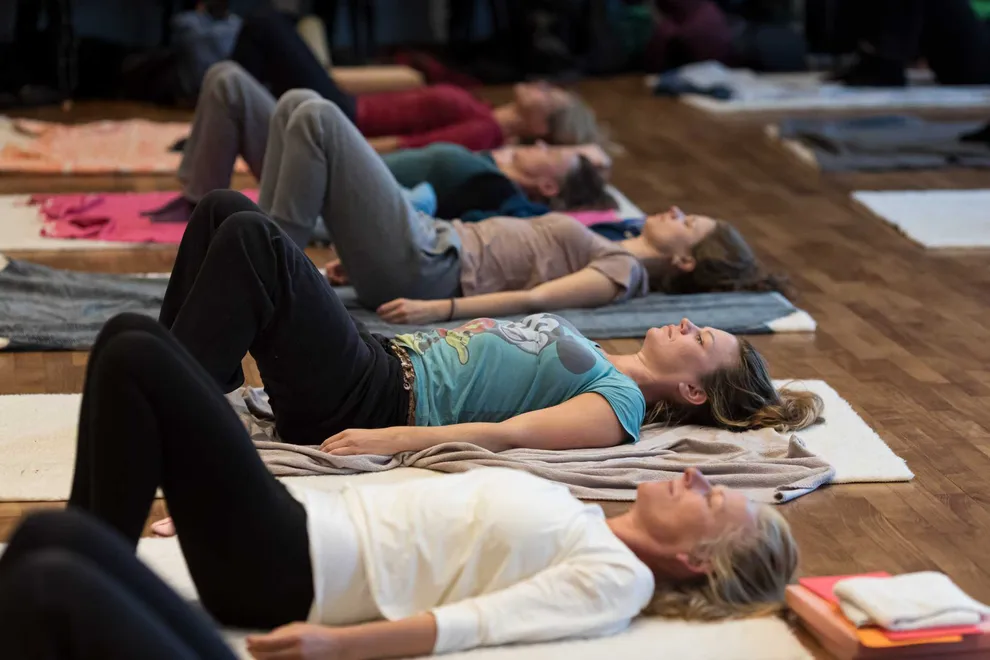 Feldenkrais, Donnerstag 8.30 Uhr und 19.30 im kleinen Saal