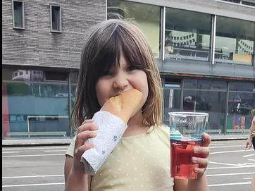 Spiele auf dem Schulhausplatz und Hot Dog essen, 4. Juli 18 Uhr