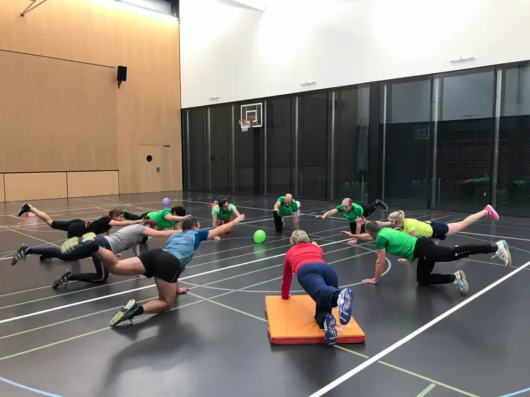 Ski-Fit-Gruppe in der Turnhalle Lauerz bei einer Rumpfübung im Vierfüsslerstand
