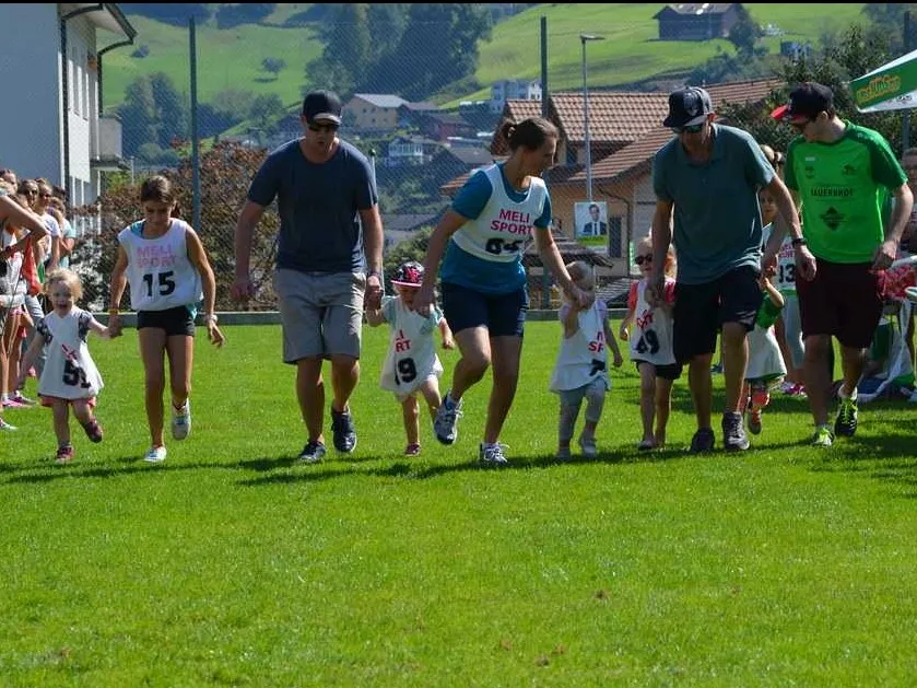 Familie beim gemeinsamen Sportanlass