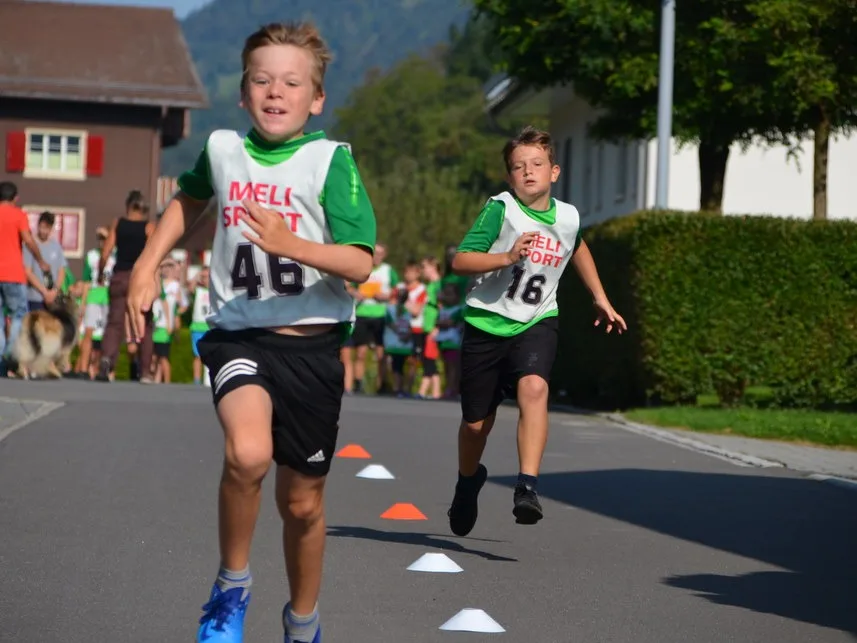 Kinder beim gemeinsamen Sport