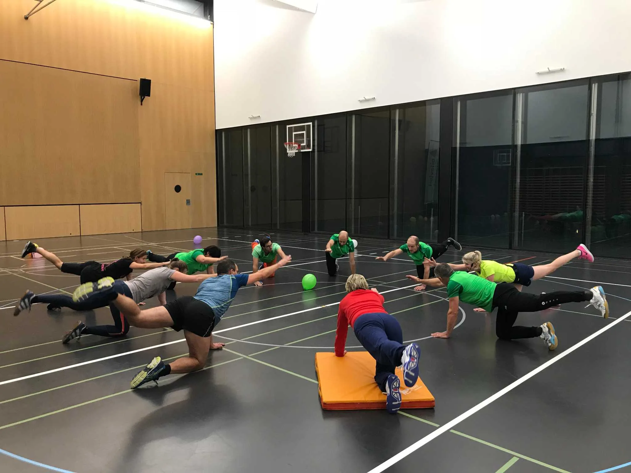 Erwachsene beim gemeinsamen Training in der Turnhalle