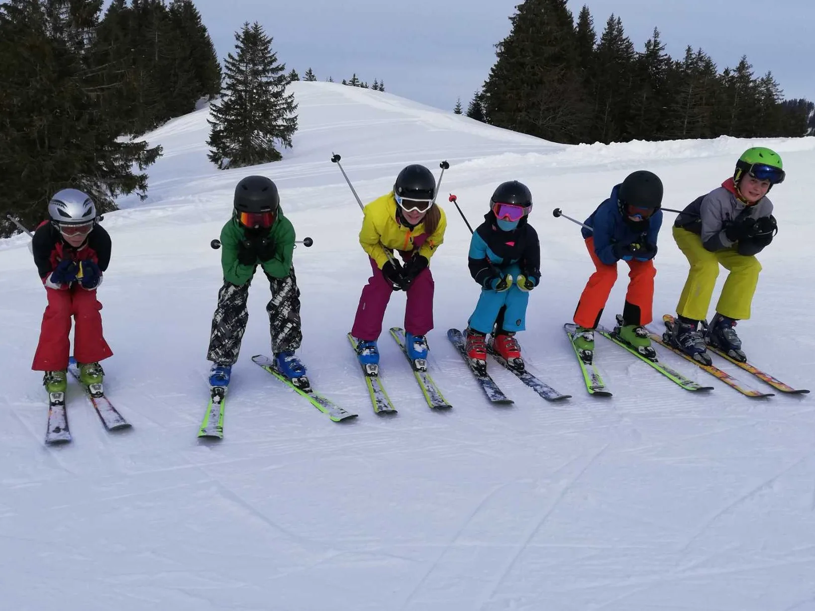 Kinder beim Skikurs im Schnee
